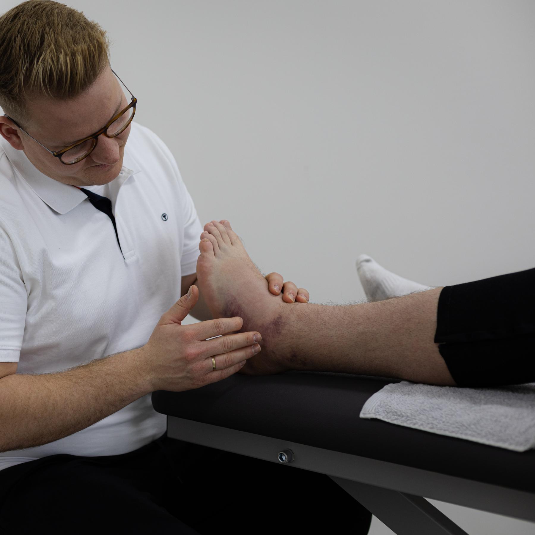 Lymphdrainage am linken Knöchel nach Trauma