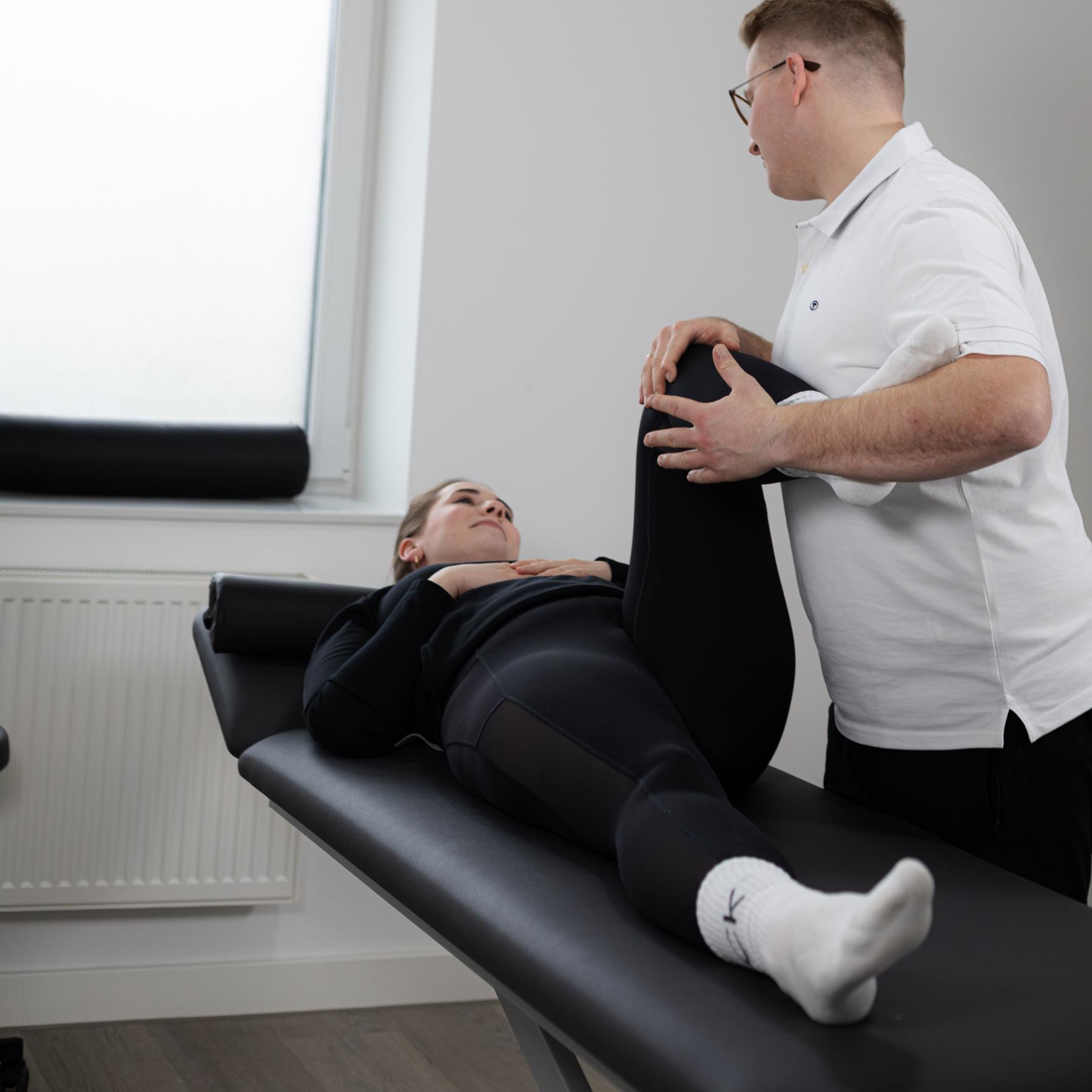 Mobilisation der linken Patienten Hüfte